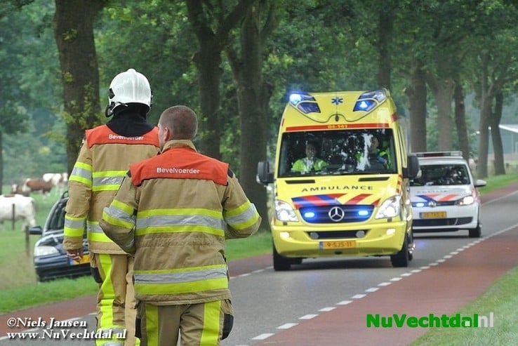 Gezin met auto de greppel in Welsummerweg Dalfsen - Foto: Niels Jansen