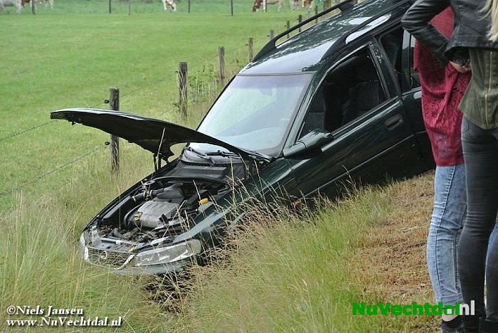 Gezin met auto de greppel in Welsummerweg Dalfsen - Foto: Niels Jansen