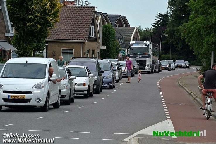 Storing brug Dalfsen, verkeer ruim een uur vast - Foto: Niels Jansen