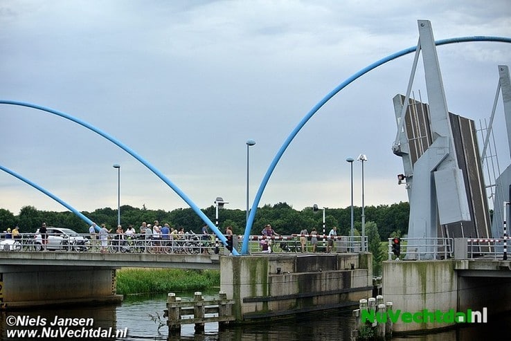 Storing brug Dalfsen, verkeer ruim een uur vast - Foto: Niels Jansen