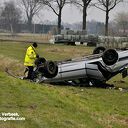 Auto op de kop Ommerkanaal Oost in Ommen